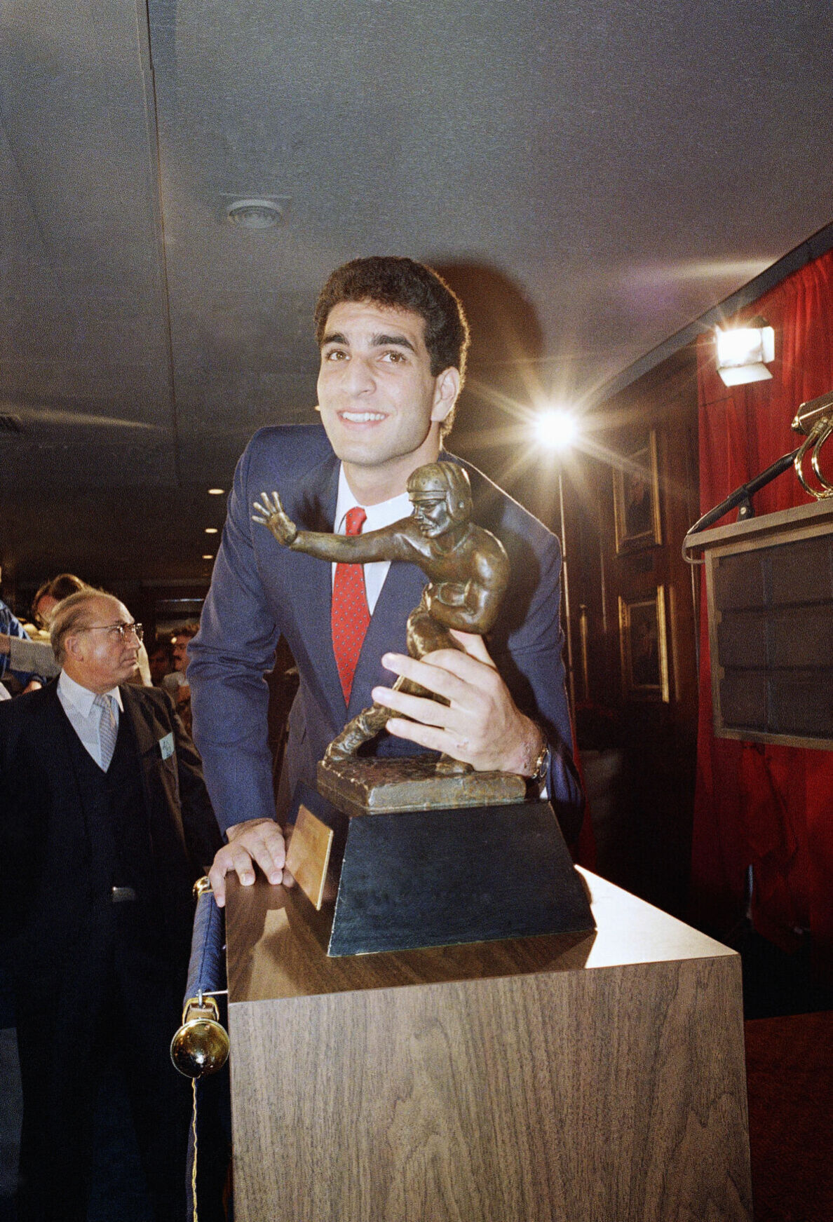 1986: Miami’s Vinny Testaverde wins Heisman Trophy in a runaway